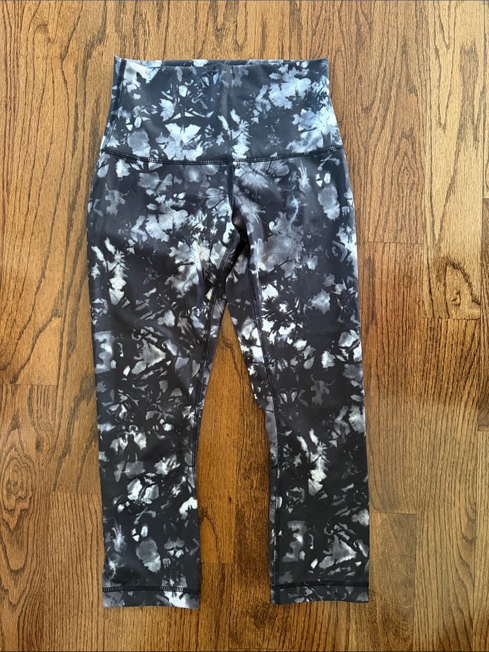 Lululemon cropped Black & White Tie-Dye Align leggings